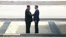 Historyczne spotkanie przywódców obu Korei. Długie uściski, szerokie uśmiechy i kolorowy ceremoniał