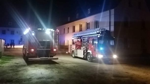 Pożar w centrum Kościerzyny. Paliła się piwnica domu wielorodzinnego przy ulicy Skłodowskiej