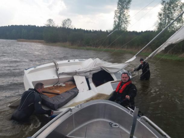 Akcja ratownicza na jeziorze Wdzydze. Wywróciła się żaglówka (FOTO)