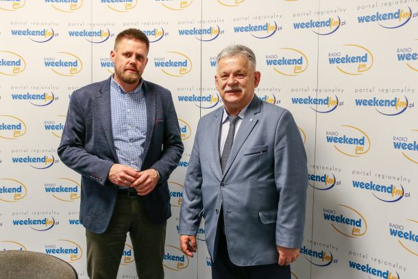 100-metrowa flaga i biało-czerwone balony. Na chojnickim rynku dziś Dzień Flagi