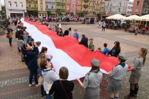 Chojniczanie rozwinęli stumetrową flagę w biało-czerwonych barwach (FOTO)