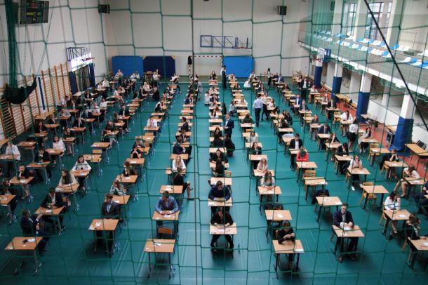 274 tys. absolwentów liceów i techników zaczyna dziś matury
