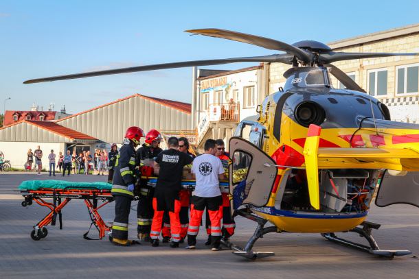 Wypadek przy układaniu drewna w Chojnicach. 62-letni mężczyzna przetransportowany śmigłowcem do szpitala