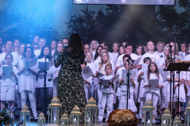 Masz co najmniej 14 lat i kochasz śpiewać? Teraz możesz wystąpić z Adamem Sztabą w Człuchowie