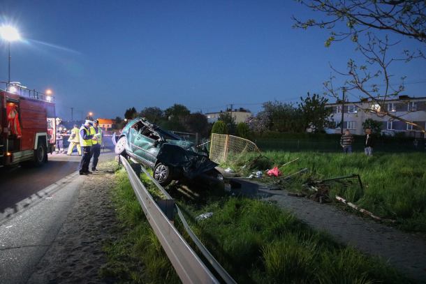 Volkswagen golf wypadł z drogi. Cztery osoby poszkodowane