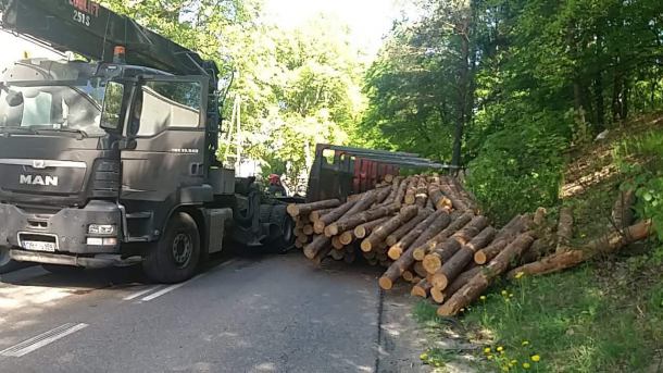 W okolicy Wierzyska przewrócił się TIR przewożący drewno (FOTO)