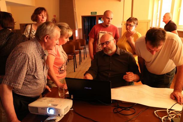 Mieszkańcy Brzezia zgodni, żeby obwodnica była oddalona od ich domów o 500 metrów