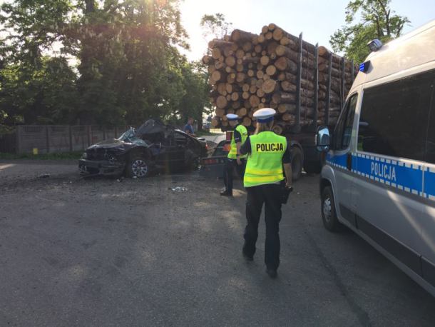 Śmiertelny wypadek na drodze krajowej nr 20. Zginął kierujący bmw