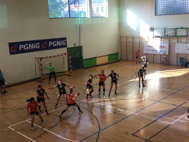 Szczypiornistki z UKS PCM Kościerzyna przegrały na swoim boisku z KPR Jelenia Góra