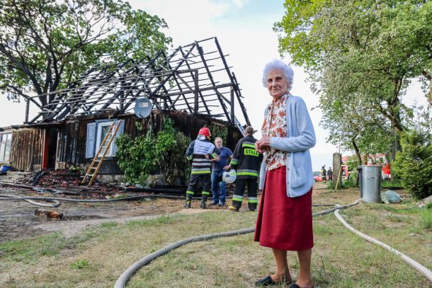 Pożar w Malachinie. Spłonął drewniany dom, w którym mieszkała 85-letnia kobieta