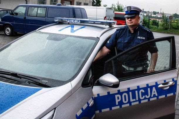 "Mój syn nie oddycha". Policjant z Człuchowa przez telefon uratował życie pięciolatka (NAGRANIE)