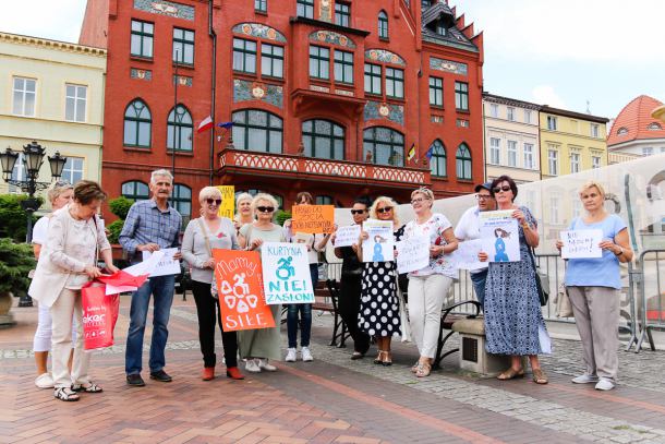 "Dość pogardy dla niepełnosprawnych". W Chojnicach odbyła się pikieta wspierająca protest osób niepełnosprawnych w Sejmie