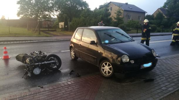 Zderzenie samochodu osobowego i motocykla. Jedna osoba jest poszkodowana
