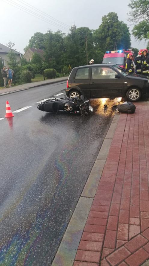 Zderzenie samochodu osobowego i motocykla. Jedna osoba jest poszkodowana
