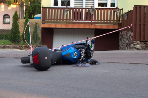 Zderzenie samochodu osobowego i motocykla w centrum Charzyków, w gminie Chojnice