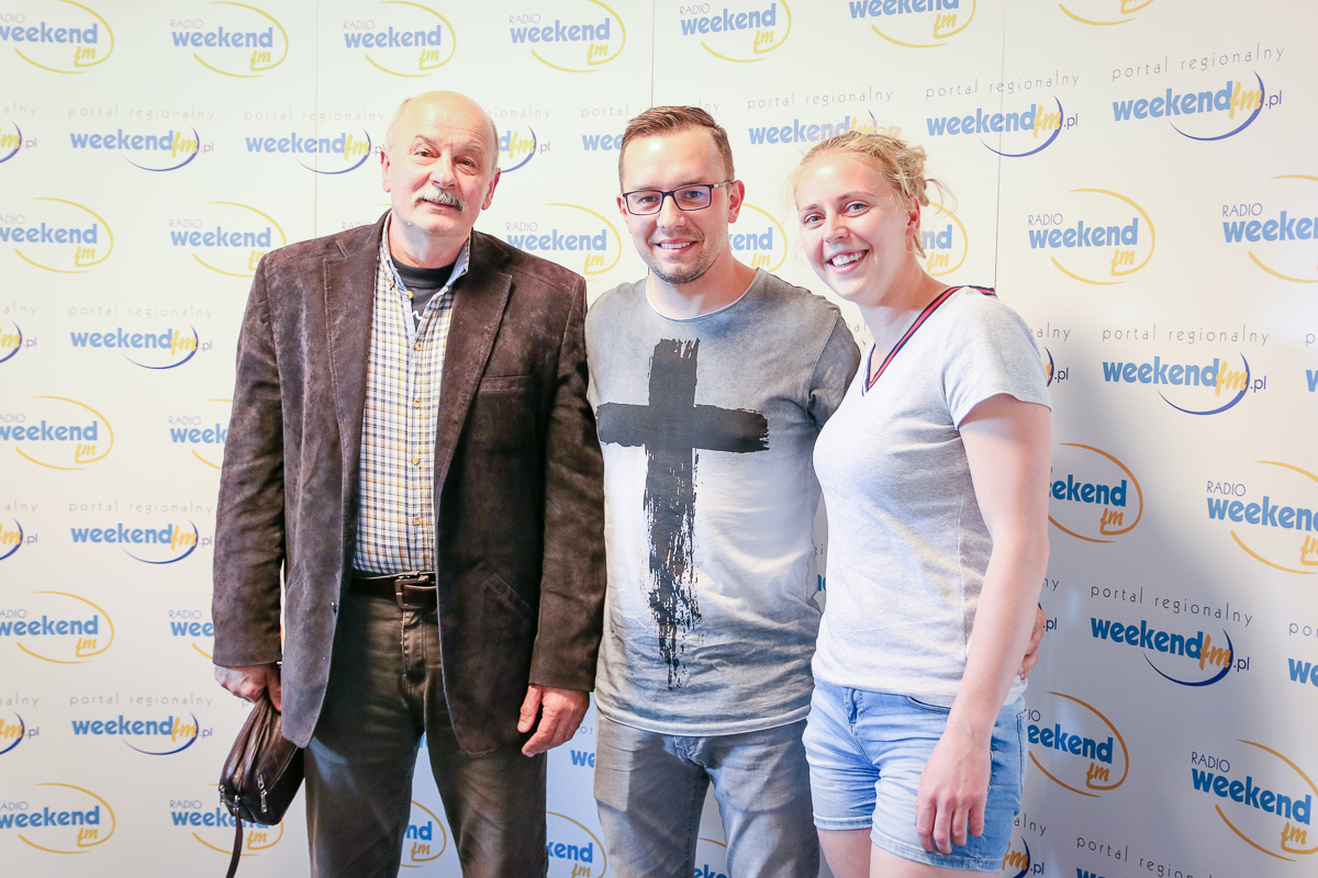 Andrzej Borowski, Irmina Mrózek Gliszczynska i Krzysztof Pestka w studiu Weekend FM, a do tego reportaż o piłkarkach Tucholanki