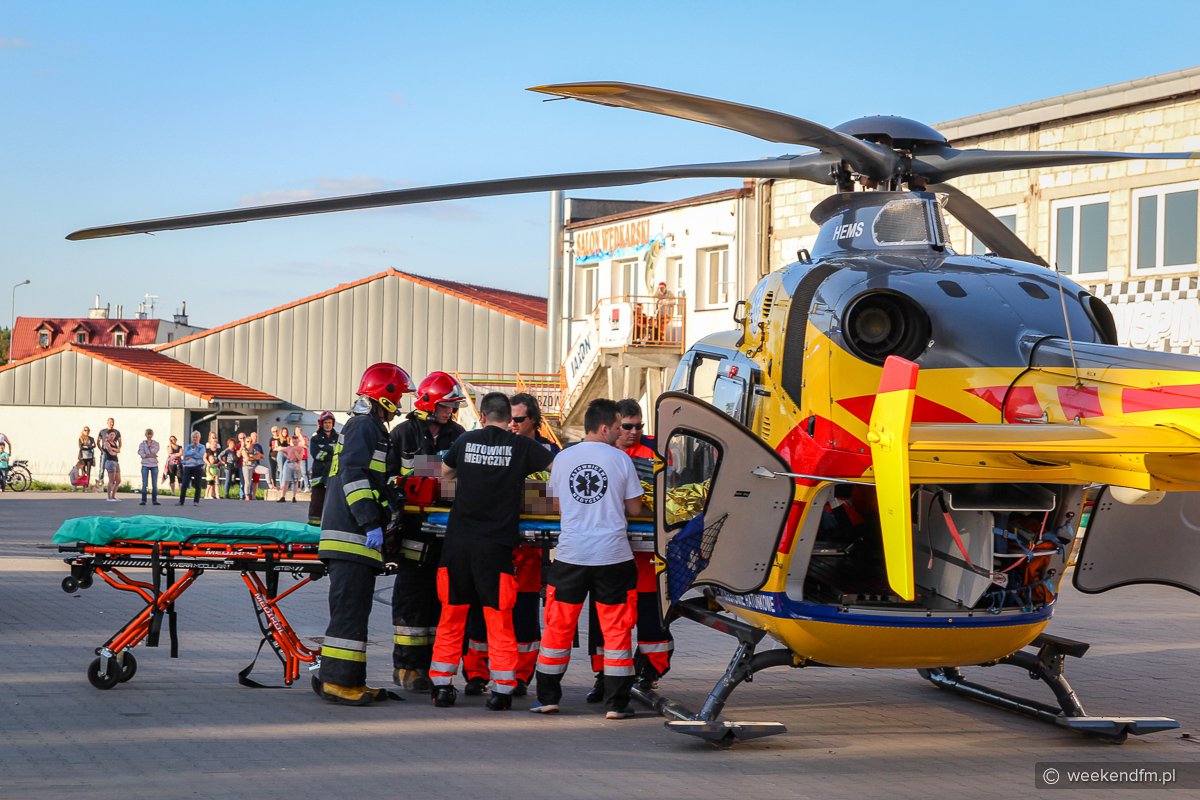 Wypadek przy układaniu drewna w Chojnicach. 62-letni mężczyzna przetransportowany śmigłowcem do szpitala