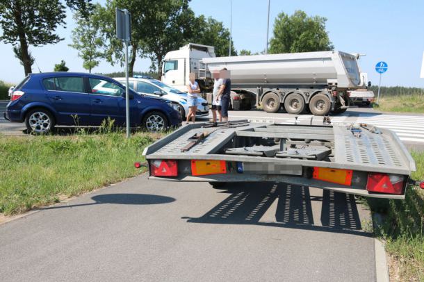 Zderzenie osobówki i autolawety z przyczepą niedaleko Rychnów w gminie Człuchów