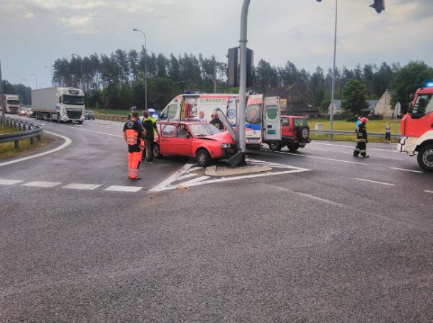 Samochód osobowy uderzył w słup na obwodnicy Chojnic
