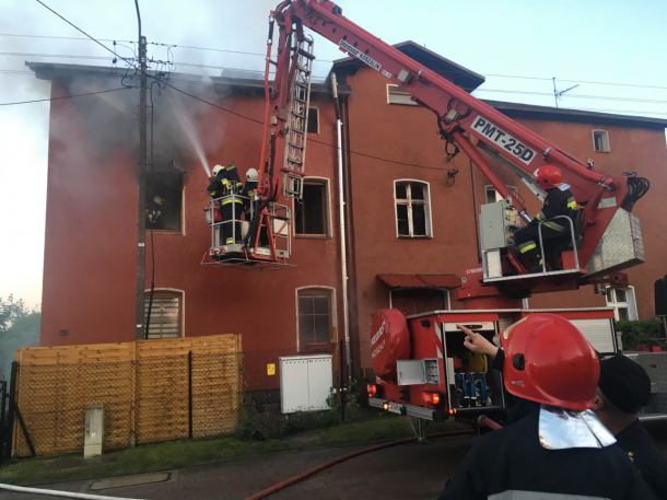 Dwie osoby ranne, kilkanaście ewakuowanych. Groźny pożar w centrum Kościerzyny
