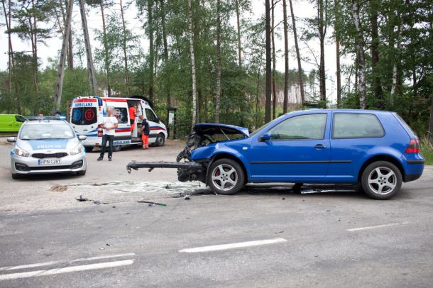 Zderzenie golfa i seata na DW 235. Jedna osoba poszkodowana (FOTO)