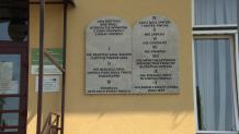 Tablice z dekalogiem przed wejściem do szkoły. "Szkoła, Kościół i rodzice powinni współpracować"