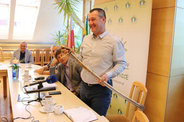 "Życie jest najważniejsze". Szabla dla sołtysa Lotynia za pomoc harcerzom po nawałnicy i uratowanie dwóch osób z pożaru