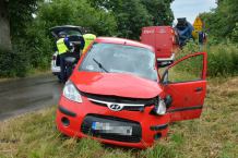 Osobowe auto wjechało pod ciężarówkę. Ranna 60-latka (FOTO)