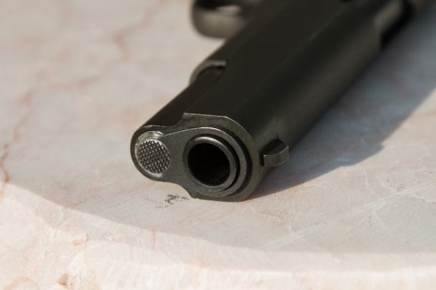 Rzucił w policjantów wiadrem i chciał wyrwać im broń z kabury. Podczas szarpaniny padły strzały