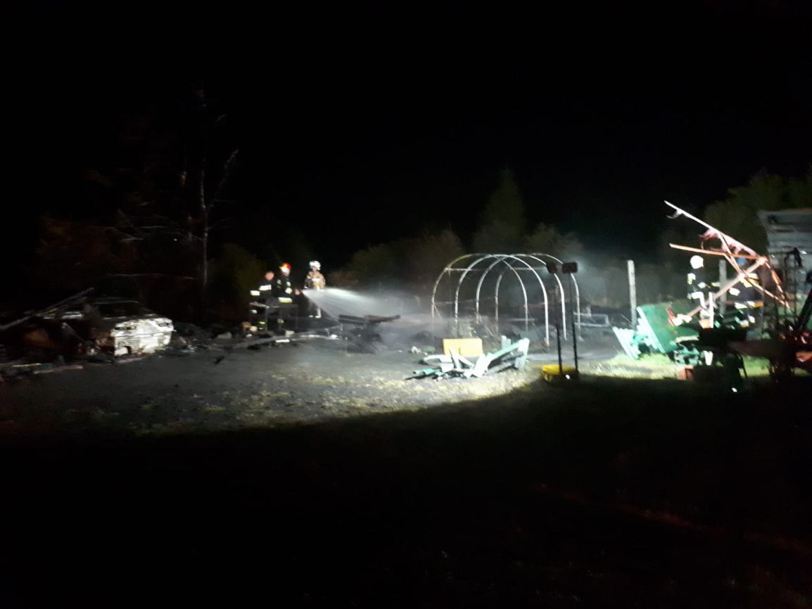 Nocny pożar kompleksu budynków gospodarczych w Przechlewie