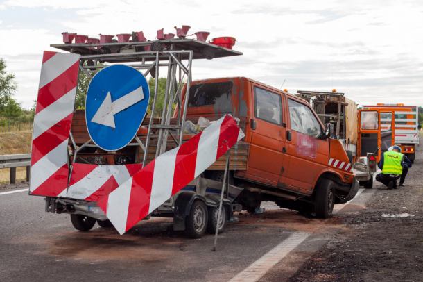 Wypadek na chojnickiej obwodnicy. Samochód ciężarowy wjechał w auta służby drogowej (FOTO)