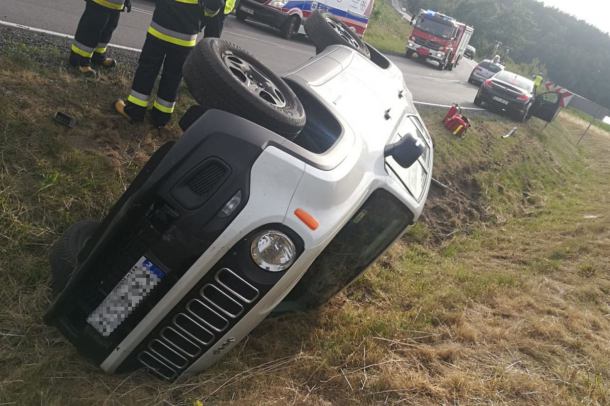 Na trasie Gwieździn-Stołczno dachował samochód osobowy. Poszkodowana jest jedna osoba