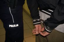 Kompletnie pijany 19-latek przyjechał na stację zatankować i zasnął przy dystrybutorze