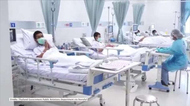 Chłopcy uratowani z jaskini pozdrawiają ze szpitala. Wzruszone matki płaczą ze szczęścia