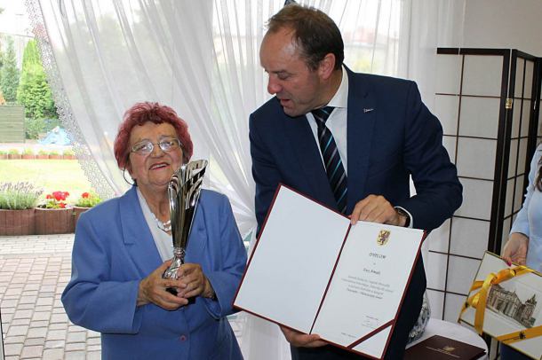 Założycielka klubu seniora Wrzos w Chojnicach uhonorowana przez Marszałka Województwa