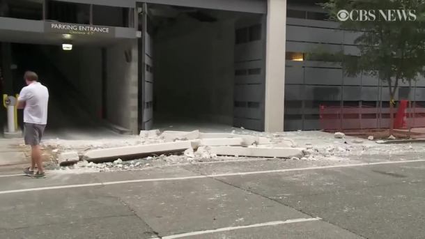 Terenówka spadła z czwartego piętra parkingu w Nowy Orleanie. Przebiła się przez betonowe bariery