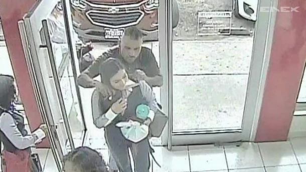 Napadli na bank, wzięli trzy zakładniczki. Policja przejęła kontrolę po długich godzinach negocjacji