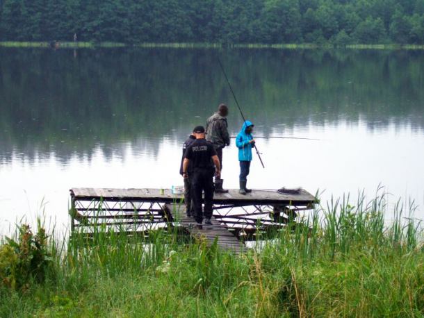 Policja i Straż Rybacka skontrolowały wędkarzy na czerskich akwenach