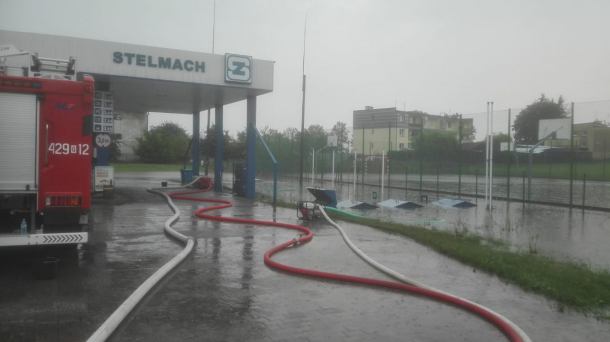 Ulewa zalała stacje paliw w Debrznie. Zagrożone były zbiorniki z paliwem