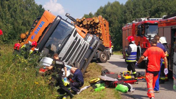 Osobówka zderzyła się z ciężarówką przewożącą drewno na trasie Bytów - Chojnice