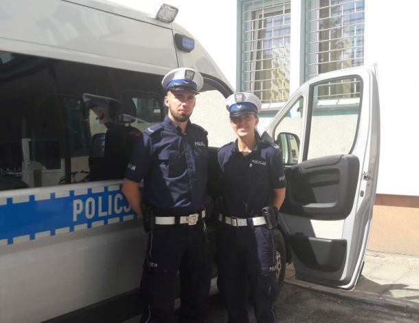 "Usłyszeli wołanie o pomoc". Policjanci z chojnickiej drogówki pomogli niepełnosprawnej 82-latce