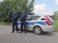 "Usłyszeli wołanie o pomoc". Policjanci z chojnickiej drog&oacute;wki pomogli niepełnosprawnej 82-latce