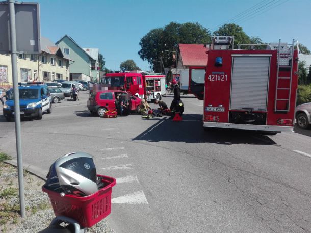 Zderzenie skutera i osobówki w Przechlewie. Ranne dwie osoby