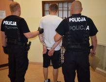 Policjanci z komisariatu w Czersku zatrzymali dwóch mężczyzn z narkotykami