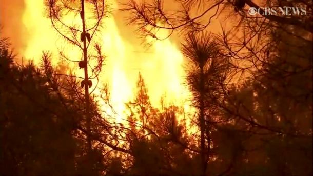 Ogień trawi ogromne obszary Kalifornii. Z pożarem walczą tysiące strażaków, dwóch straciło życie