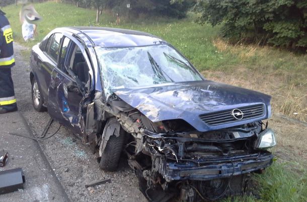 20-latka uderzyła w drzewo i dachowała. Wypadek na trasie Łąg-Czarna Woda