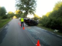 46-letni kierowca stracił prawo jazdy po tym, jak jego auto wpadło na dach innego samochodu