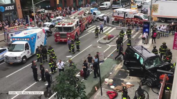 Zjechał z drogi i wbił się w budynek. Cztery osoby ranne po wypadku na Manhattanie