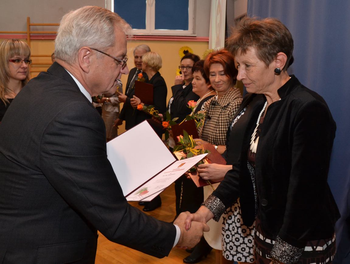 Wieloletnia dyrektor liceum nad jeziorem w Człuchowie Ewa Hryszkiewicz odchodzi na emeryturę