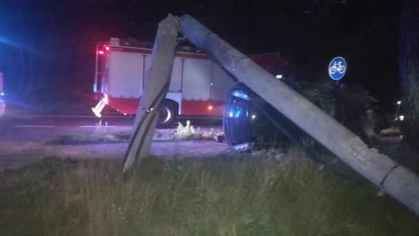 Samochód uderzył w słup, kolejne auto uderzyło w dzika. O słup zahaczył też ciągnik rolniczy